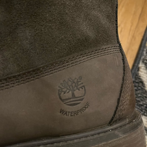 Unique Timberland boots. Size 8.5. Gray with distressed gold toe. Sueded sides - Picture 7 of 12